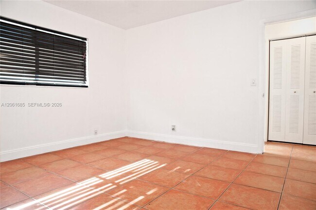 Building Photo - 304 SE 9th Ct