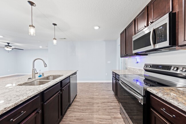 Building Photo - Redstone Commons 4bed/2bath Available Now!