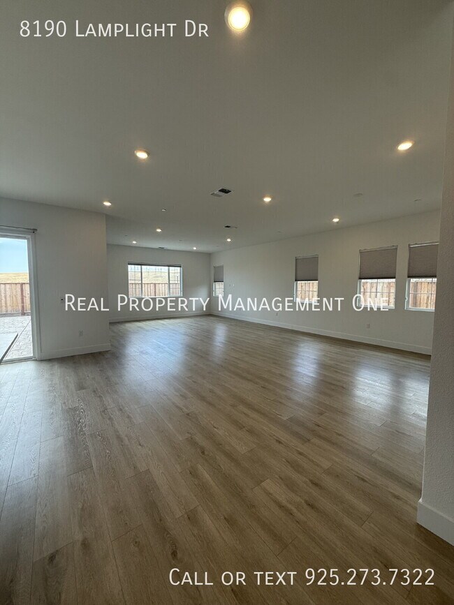 Building Photo - 8190 Lamplight Dr