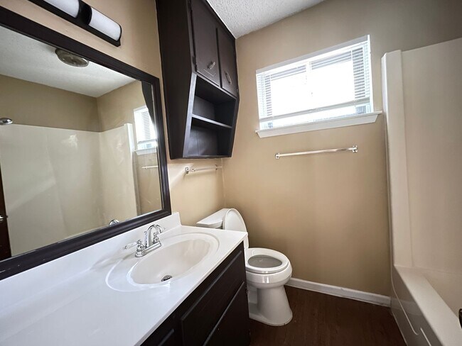 Building Photo - 1409 Farhills Dr