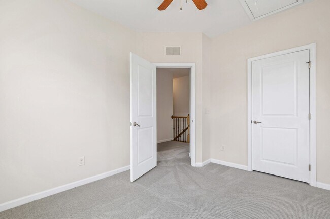 Building Photo - Beautifully Maintained 4BR/3.5BA End-Unit Townhome in Twin Lakes