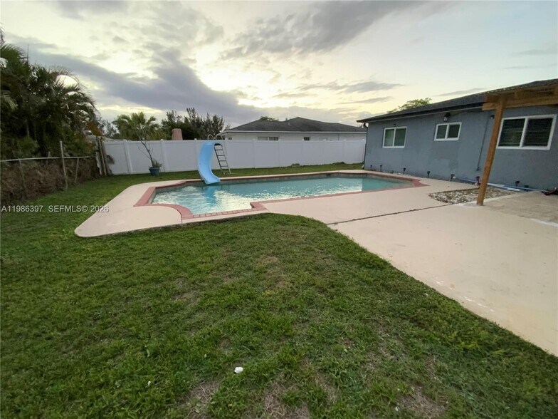 Building Photo - 11128 Median St