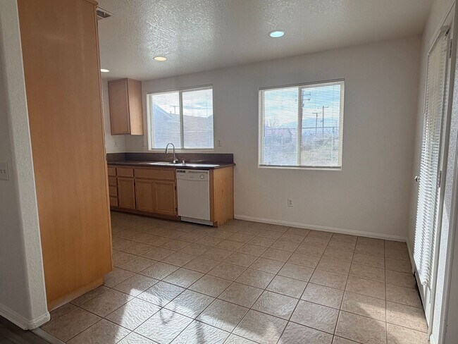 Building Photo - 9236 Peach Ave