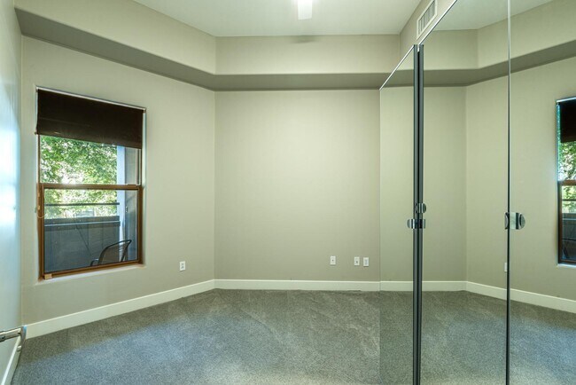 Building Photo - 945 E Playa Del Norte Dr