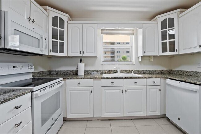 Building Photo - 1051 Hillsboro Mile