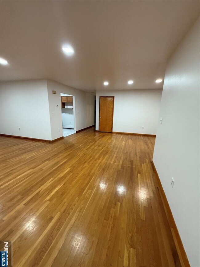 Building Photo - 967 E 23rd St