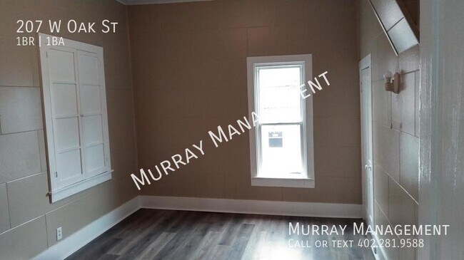 Building Photo - 207 W Oak St