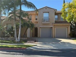 Building Photo - 3 Hollinwood