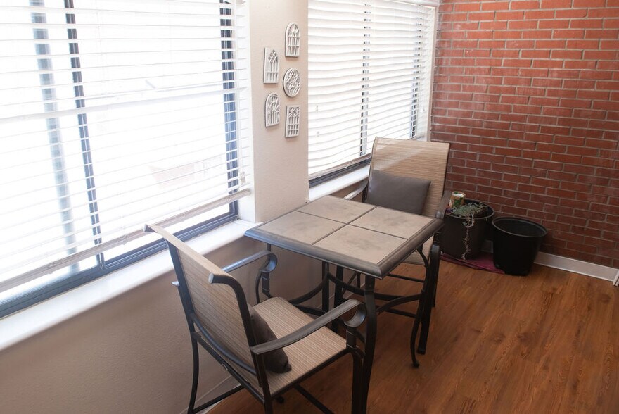 Building Photo - 534 E 7th Ave