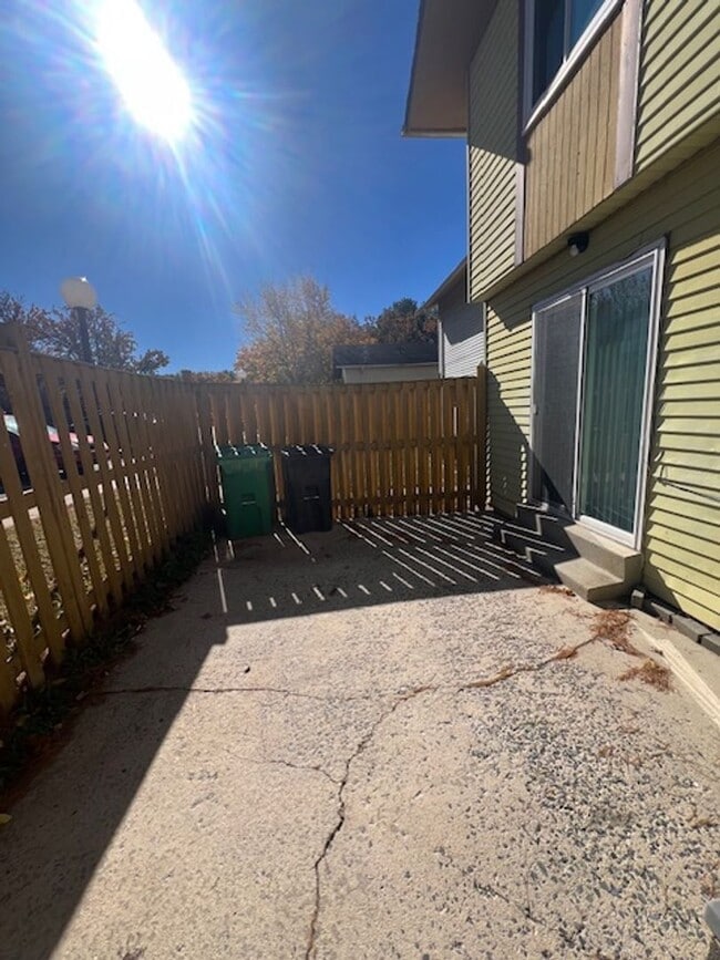 Building Photo - NICE WELL MAINTAINED TOWNHOME