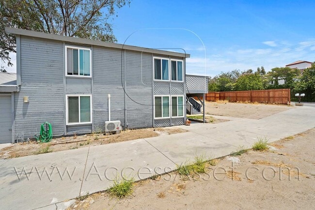 Building Photo - Charming Downstairs 2 Bed/1 Bath Unit With...