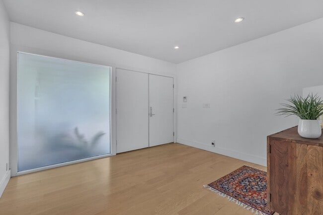 Building Photo - Mid-century modern home in Arcadia with pr...