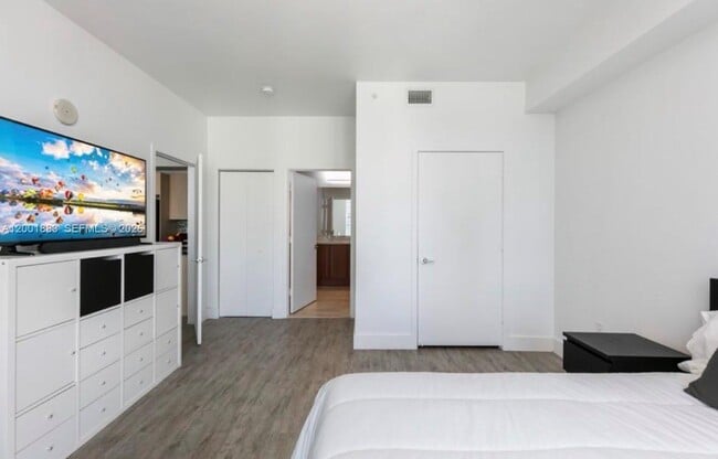 Building Photo - 1111 SW 1st Ave