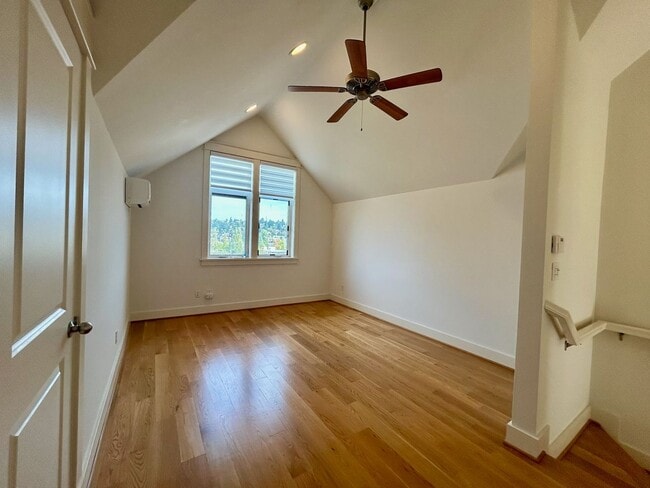Building Photo - Queen Anne Townhome