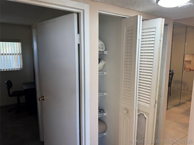 Building Photo - 2860 Somerset Dr