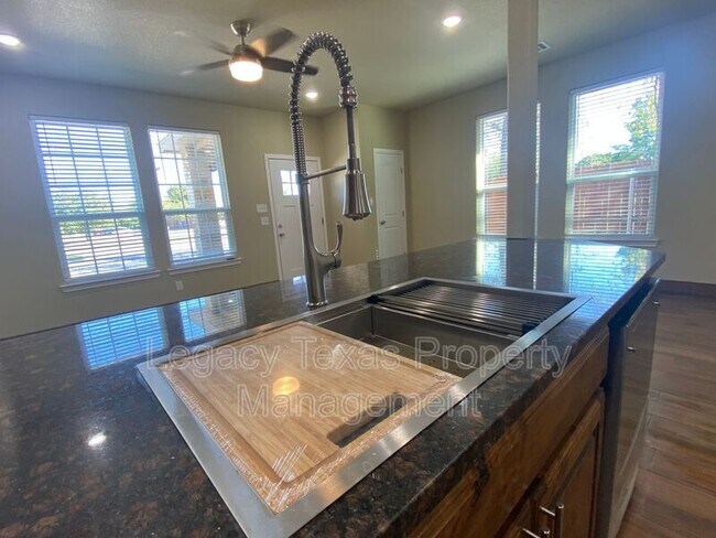 Building Photo - 105 Sabine Ave