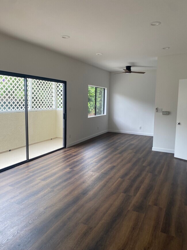 Building Photo - 930 S Venice Blvd