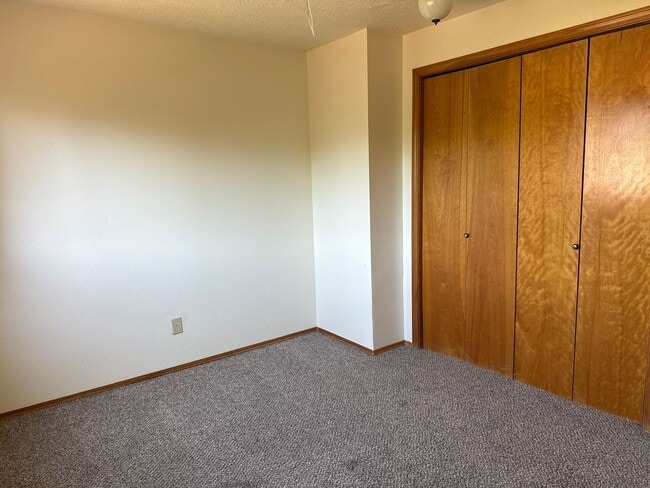 Building Photo - close to OSU, brand new carpet and floorin...