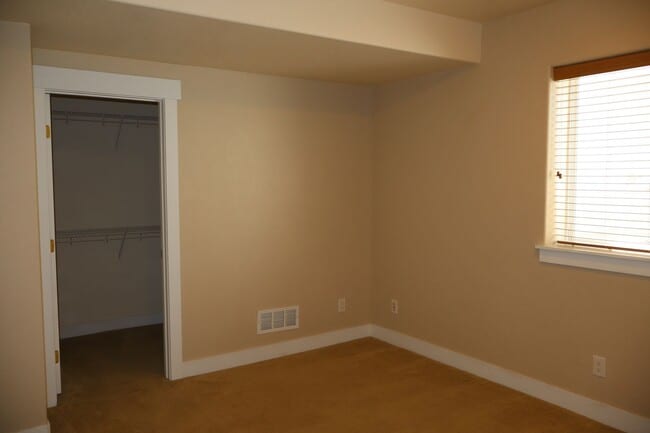 Building Photo - Stunning Modern Five Bedroom Home in Loveland