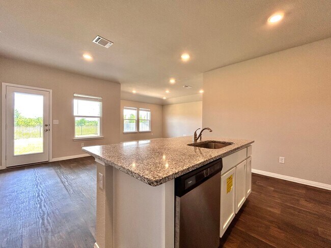 Building Photo - Beautiful 3/BR 2/BA Home with Upgraded Kit...