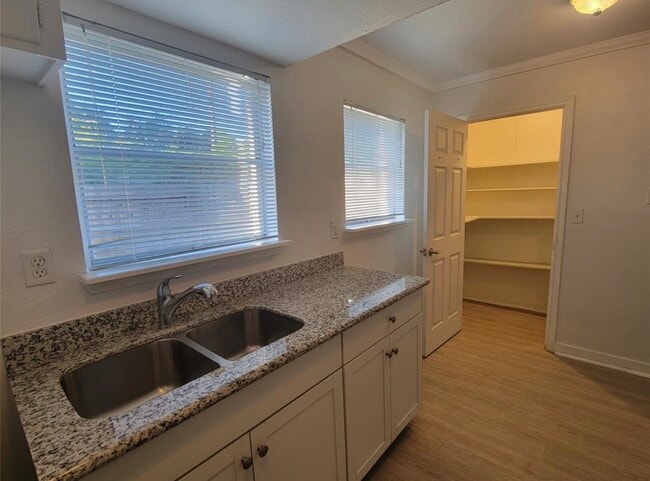 Building Photo - 806 Danna St