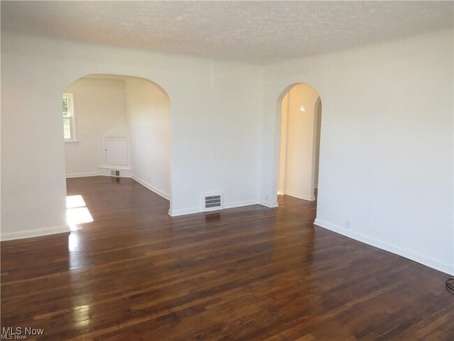 Building Photo - 6424 N Ridge Rd