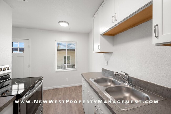 Building Photo - Light and bright Sherman Heights 1 Bedroom...