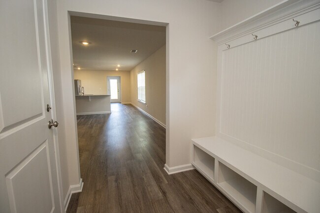 Building Photo - 410 Middlebury Ln
