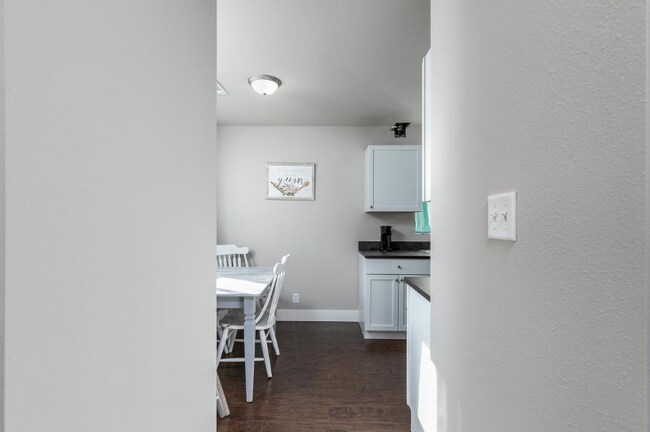 Building Photo - "Charming 2-Bed Oasis with 988 Sq Ft of Comfort in Cheyenne!"