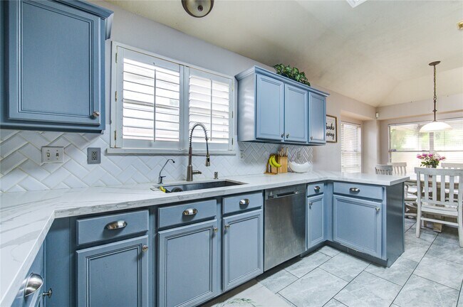 Building Photo - 5143 W Harrow Dr
