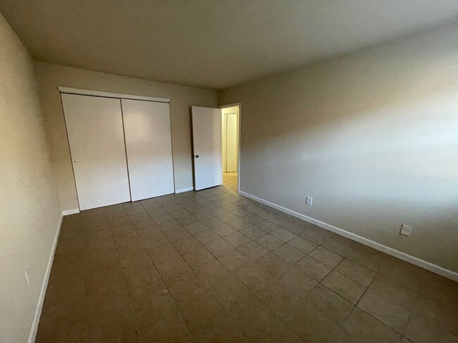 Building Photo - 2 BED 1 BATH 1ST FLOOR APARTMENT