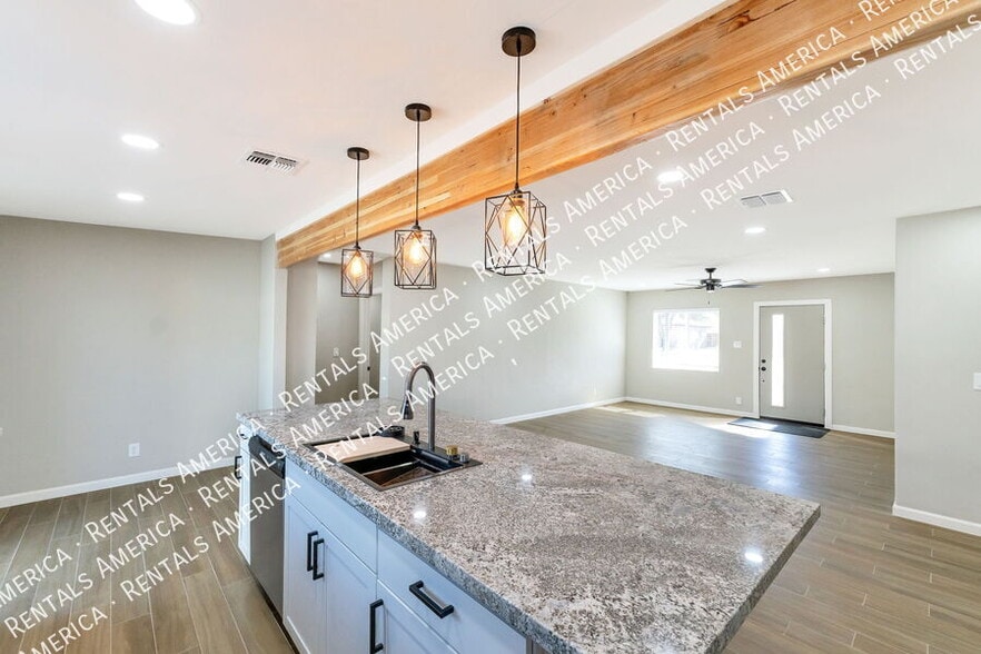 Building Photo - 4733 E 18th St