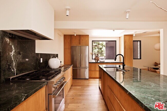 Building Photo - 5649 Valley Oak Dr
