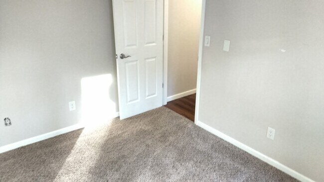 Building Photo - 1027 Riverside Dr