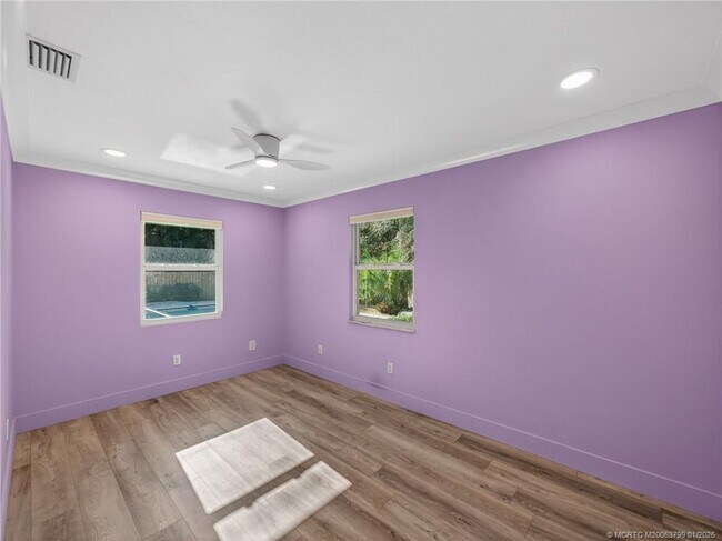 Building Photo - 3055 SE Glasgow Dr