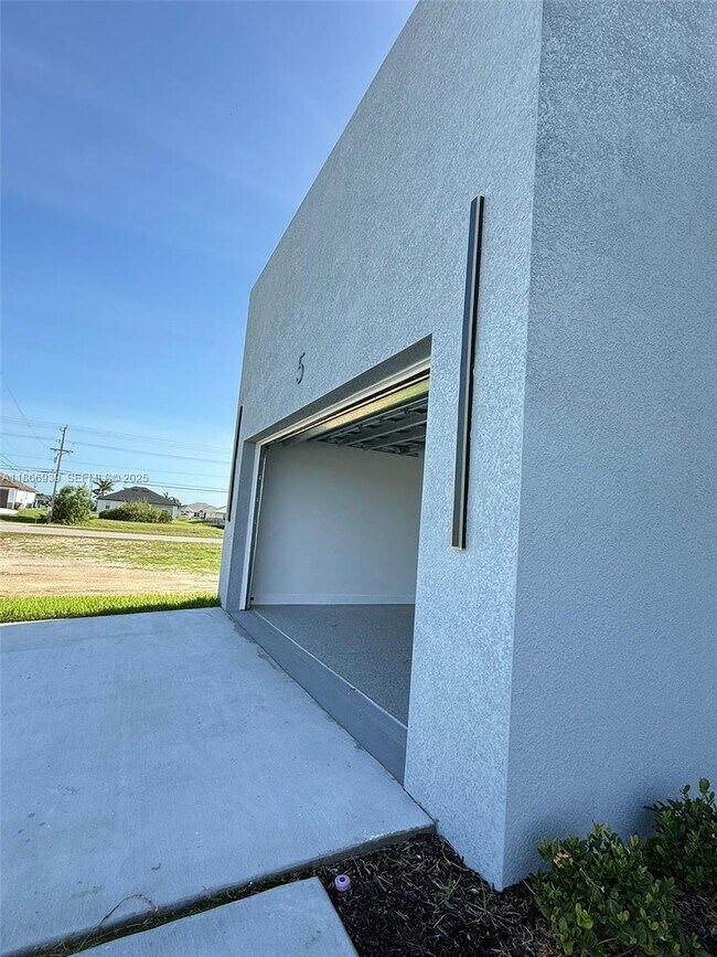 Building Photo - 5 SW 26th Pl