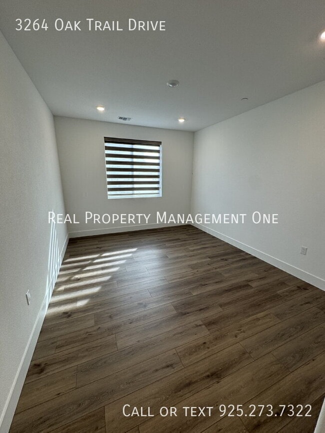 Building Photo - 3264 Oak Trl Dr