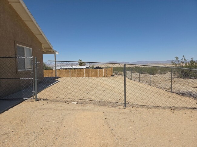 Building Photo - 3 Bedroom/ 2 Bathroom - Welcome Home