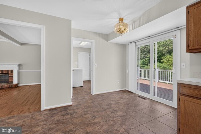 Building Photo - 811 Chatsworth Dr