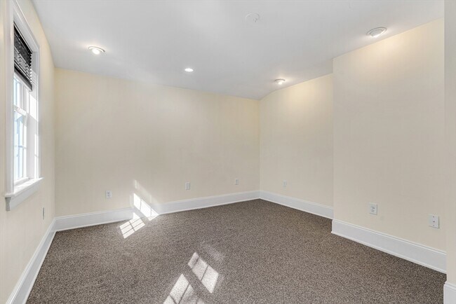 Building Photo - 37 Water St