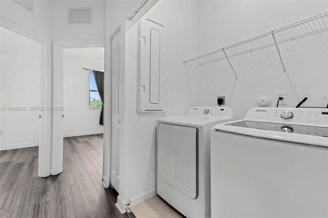 Building Photo - 2652 SE 13th St