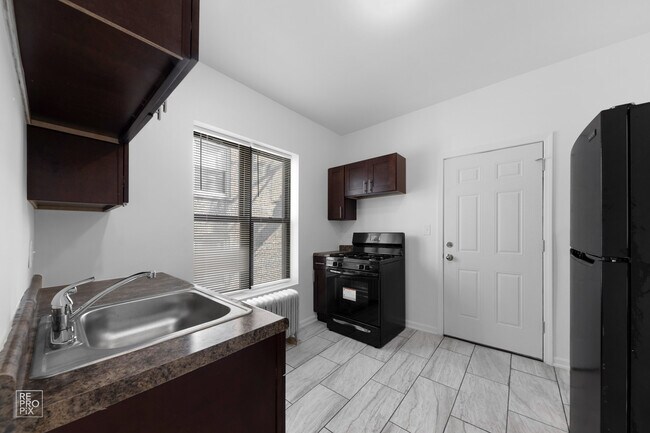 Building Photo - 500-512 E 75th St Chicago, IL 60619