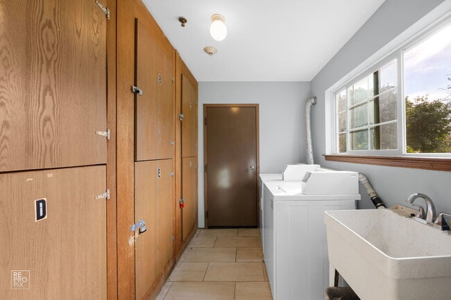 Building Photo - 2300 Glen Pointe Dr