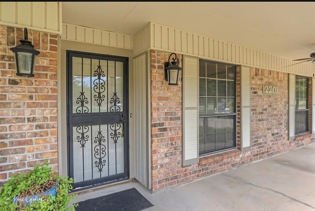 Building Photo - 2201 Hickory Ridge Dr