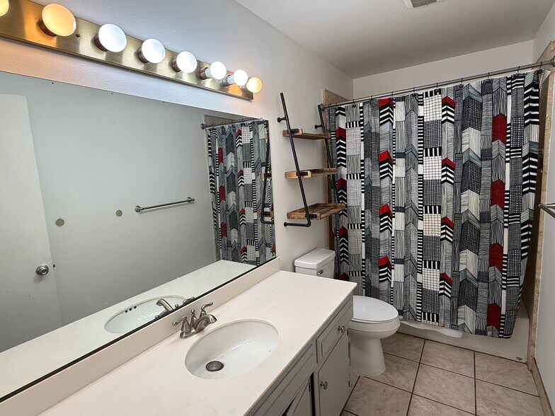 Building Photo - 1868 Cherokee Dr