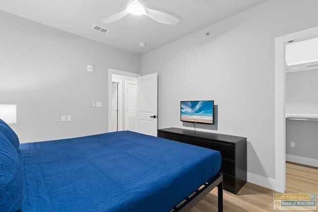 Building Photo - 111 W Sunny Isle Dr