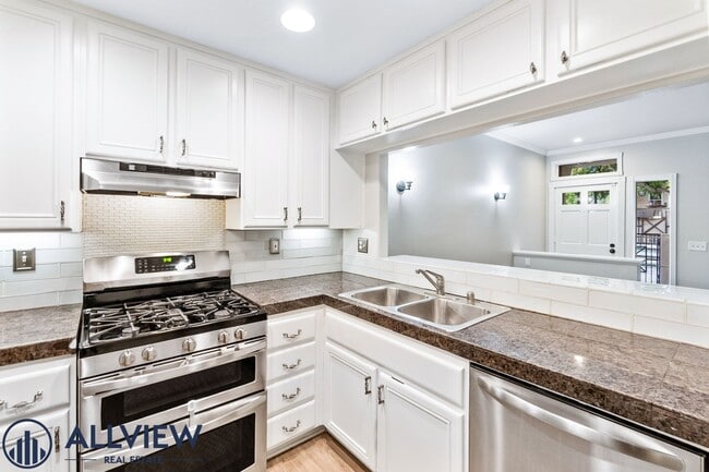 Building Photo - Updated 3 Bed, 2.5 Bath Home Available in ...