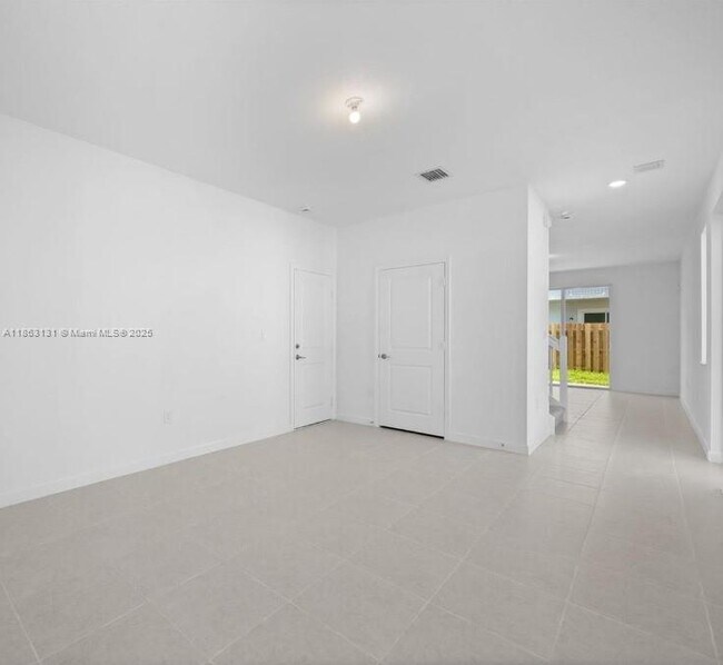 Building Photo - 701 SE 14th Ct