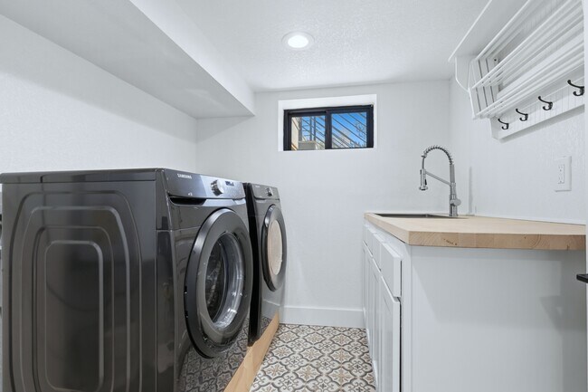 Building Photo - 2836 Vrain St