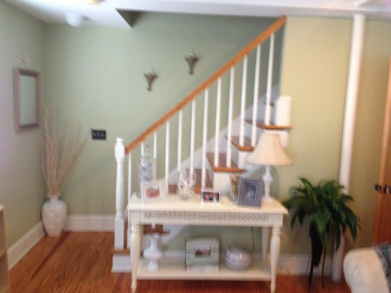 Building Photo - 17 Hampden Ct